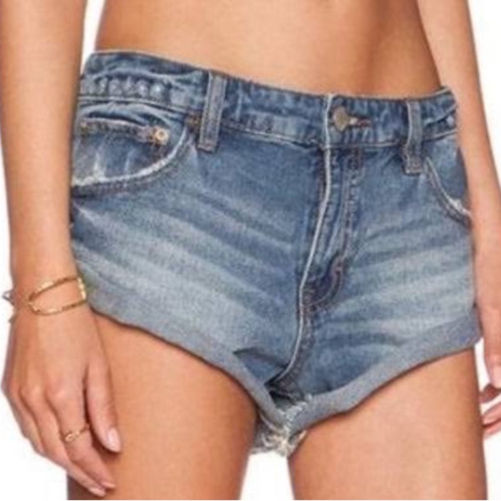 FREE PEOPLE CUFFED RAW HEM SHORT SHORTS SIZE 29 Medium light wash.